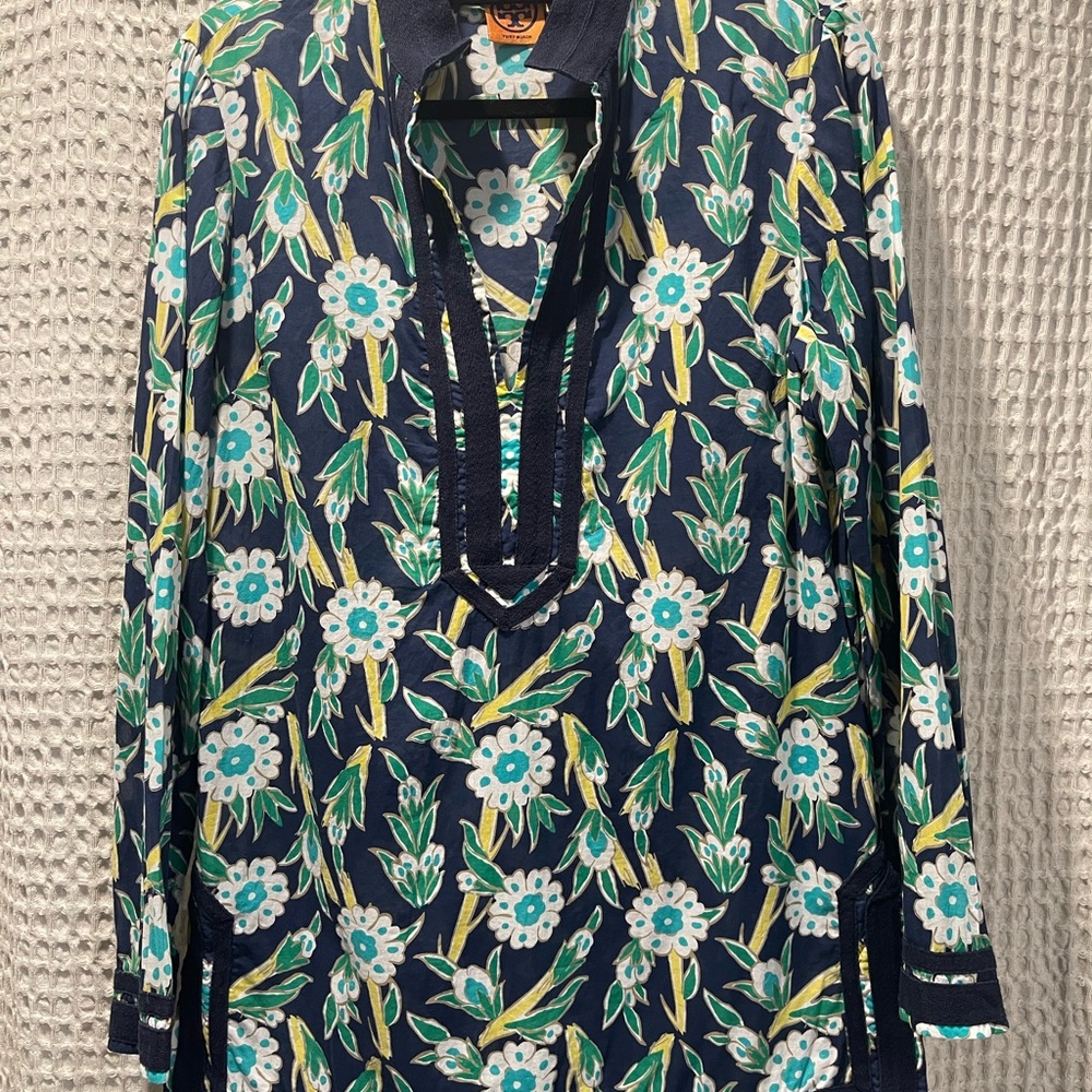 Tory Burch long sleeve Shirt 💯 Cotton  Size 19x22x26 
Green & blue Floral Women